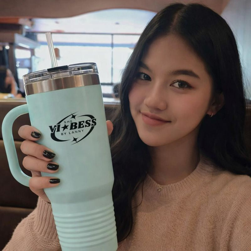 Mug Perjalanan Berinsulasi 40oz —She Vibess By Lanny Logo Tumbler Stainless Steel dengan Sedotan &amp; Pegangan