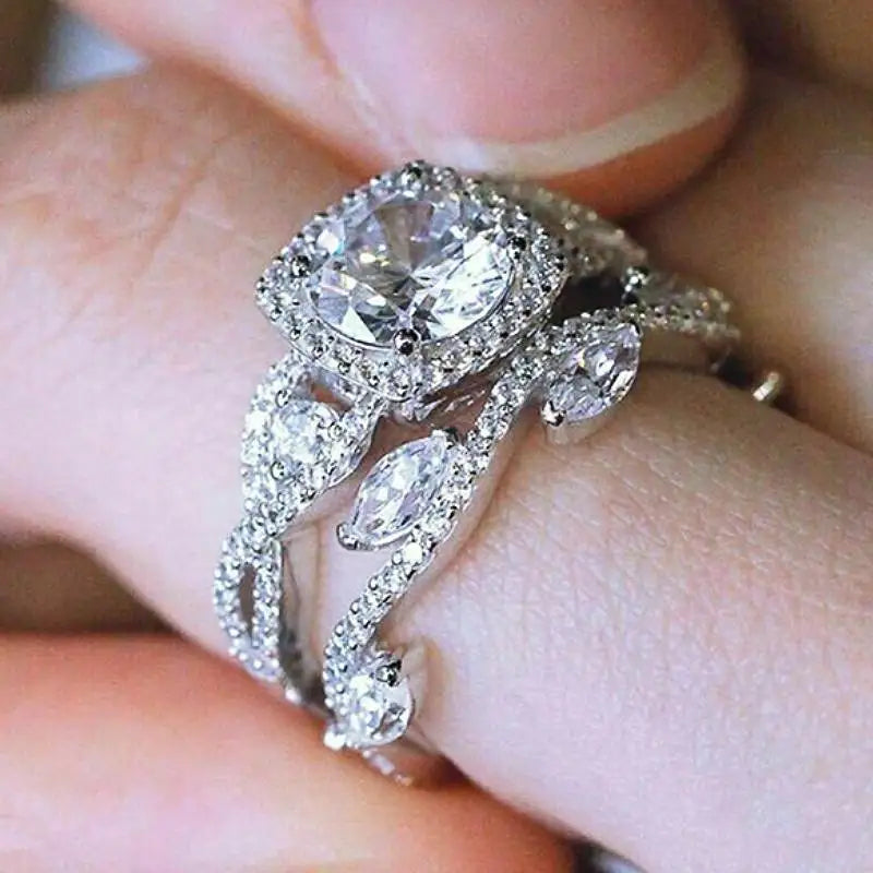 Huitan 2 Pcs/Set Cincin Wanita Gaya Segar Warna Perak Aksesoris untuk Pernikahan Ulang Tahun Perhiasan Estetik Hadiah Bertatahkan CZ Mengkilap