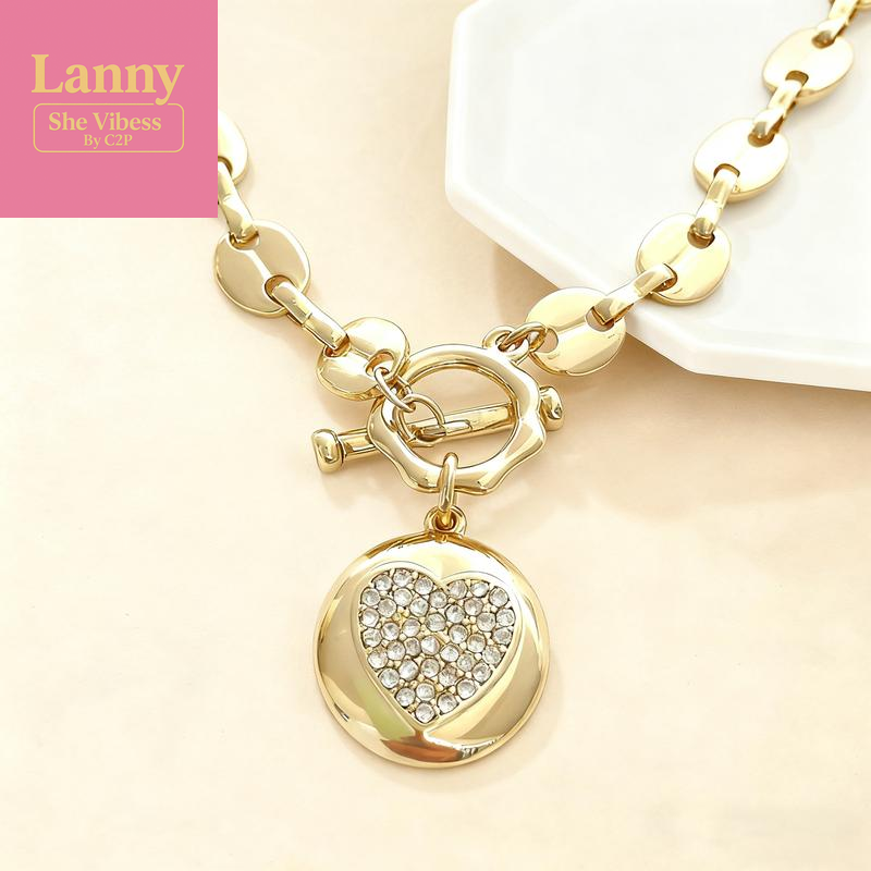 Retro Light Luxury Temperament OT Buckle Women'S Necklace, Heart-Shaped Fashion Design Clavicle Chain