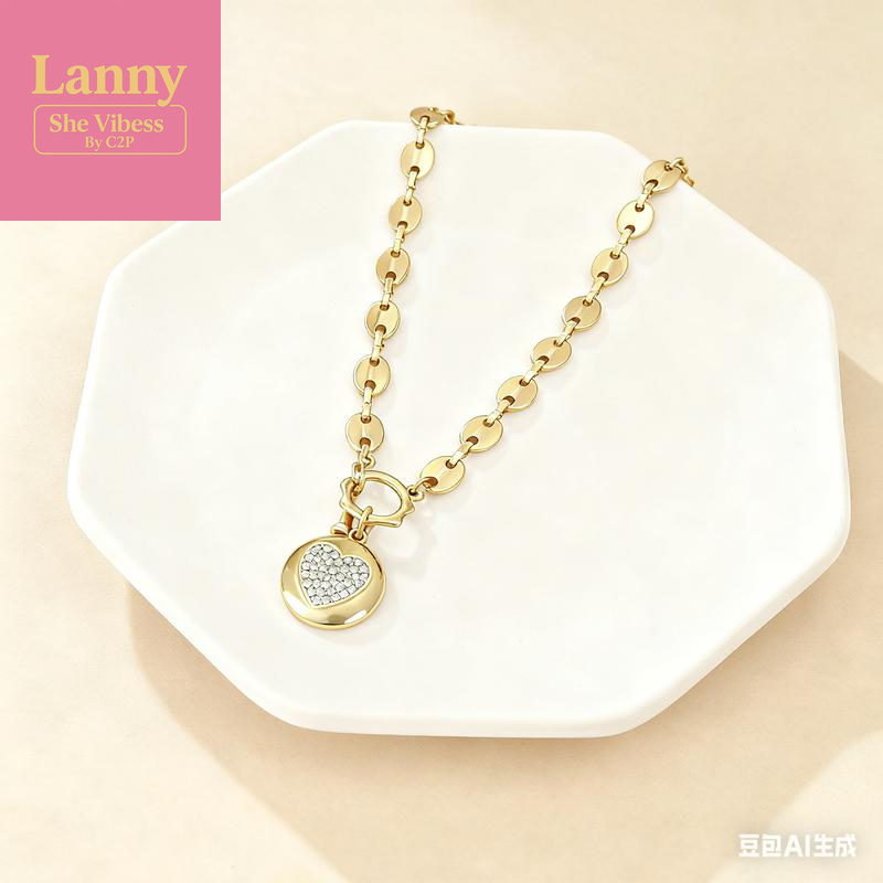 Retro Light Luxury Temperament OT Buckle Women'S Necklace, Heart-Shaped Fashion Design Clavicle Chain