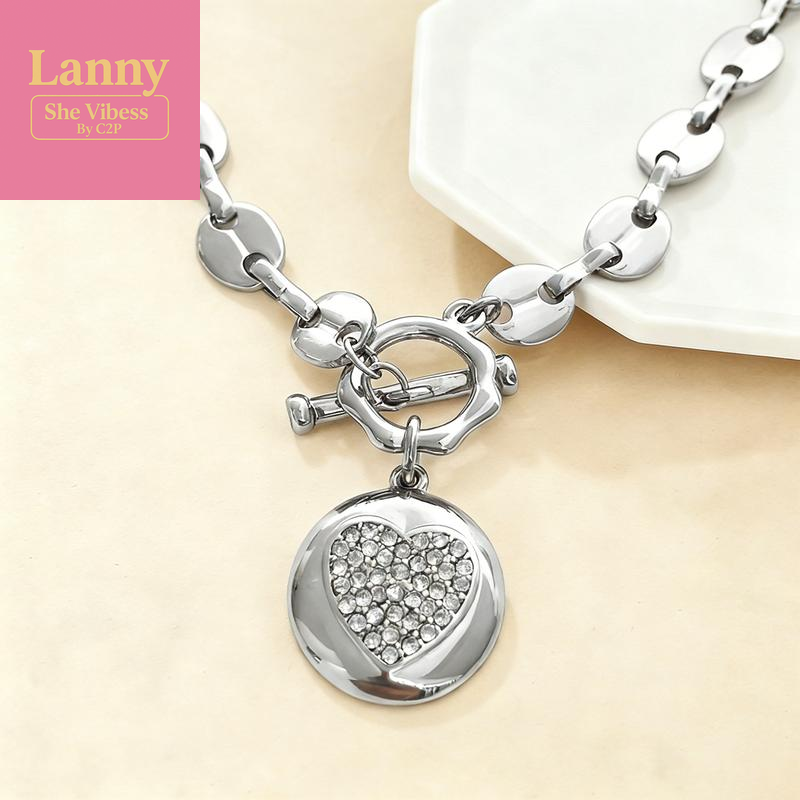 Retro Light Luxury Temperament OT Buckle Women'S Necklace, Heart-Shaped Fashion Design Clavicle Chain